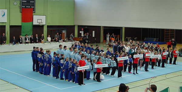 Die Mannschaften der Nachwuchsklasse bei der Erffnung der Bayerischen Meisterschaft 2005 in Augsburg